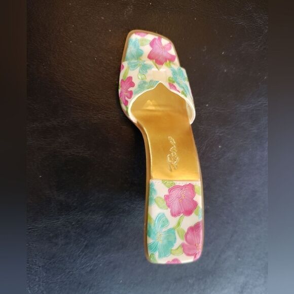 Just The Right Shoe 2004 "Cabana" by Lorraine Vail - Picture 2 of 9